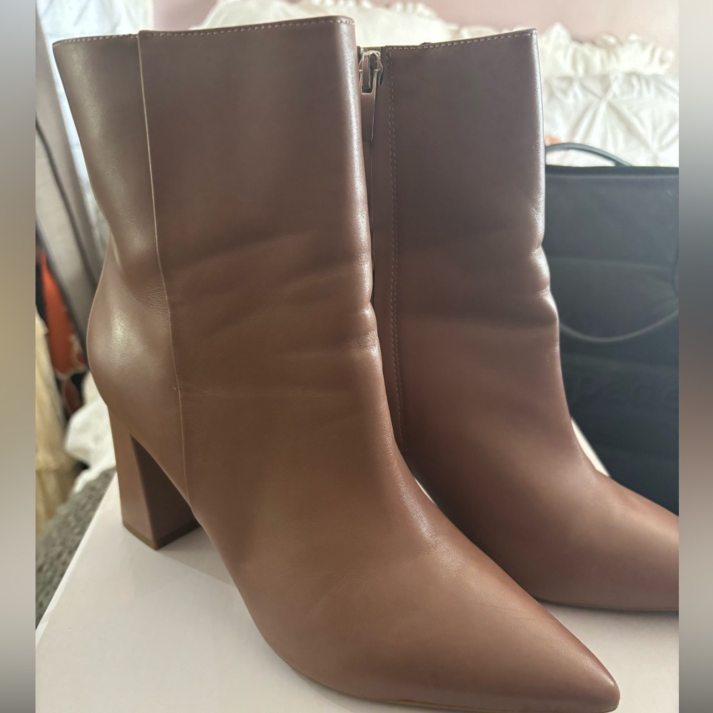 Nine West Casey Tan Block Heel Leather Ankle Boots. 9.5